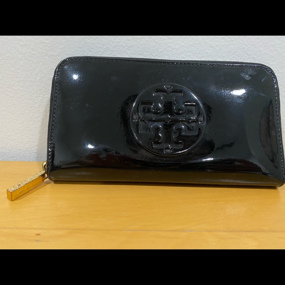 TORY BURCH BLACK PATENT WALLET